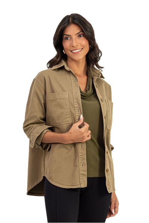 JAQUETA-FEITA-DE-SARJA-DELFI-100--ALGODAO-MODELAGEM-ESTILO-CAMISA.-TEM-MAXI-BOLSOS-BARRA-FRALDADA-E-MANGA-LONGA-.