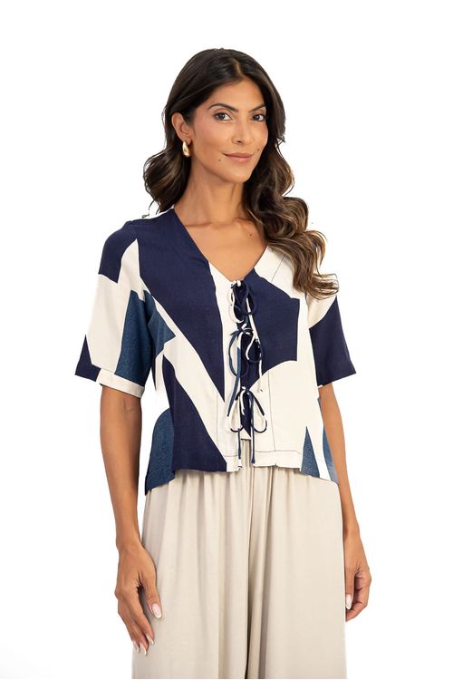 Blusa cropped com decote em V e amarração frontal em viscose, estampa geométrica azul marinho e off white, look frontal com calça pantalona bege