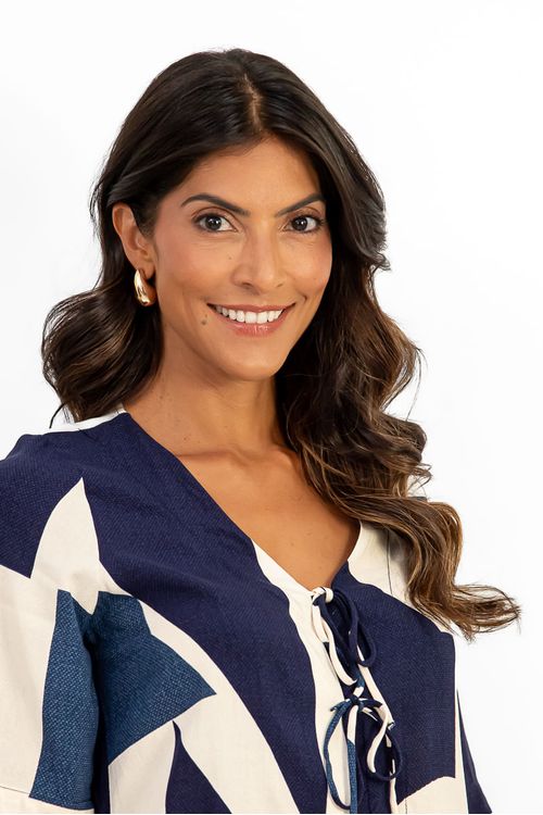 Vista traseira da blusa cropped destacando formas geométricas grandes em azul marinho sobre base off white