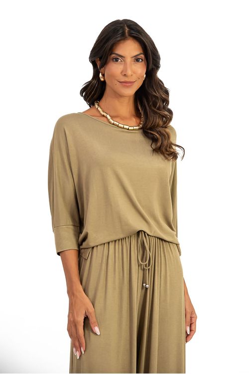 BLUSA-MORCEGO-DE-MALHA-DE-VISCOSE-FLORIDA.-TEM-DECOTE-CANOA-E-MANGA-3-4-COM-PUNHO