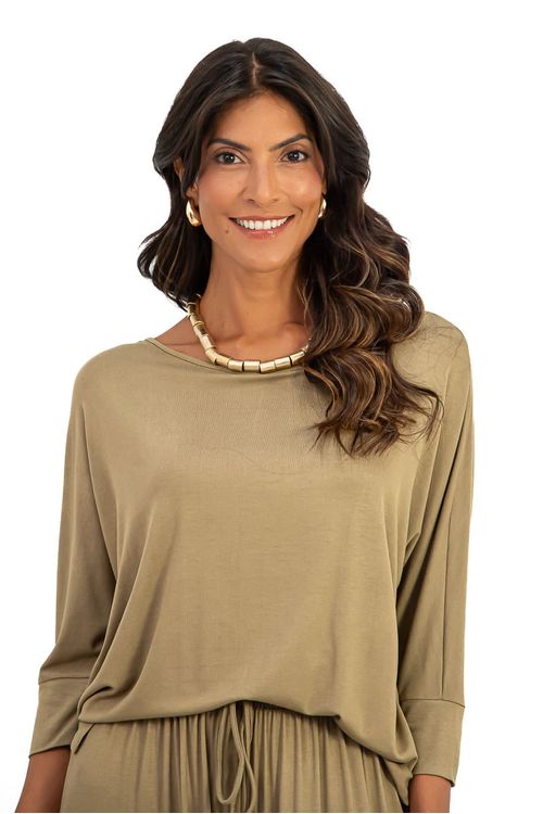 BLUSA-MORCEGO-DE-MALHA-DE-VISCOSE-FLORIDA.-TEM-DECOTE-CANOA-E-MANGA-3-4-COM-PUNHO