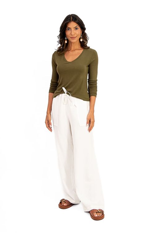 Modelo vestindo calça reta off-white com blusa verde oliva, vista frontal.