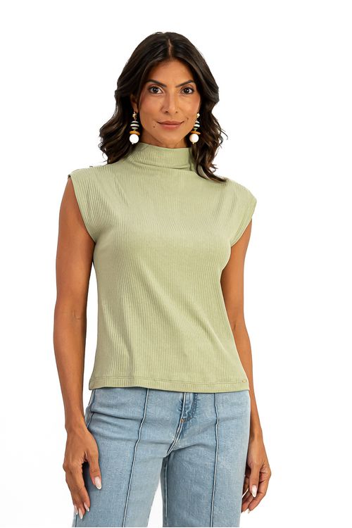 BLUSA-FEITA-DE-MALHA-CANELADA-EM-VISCOSE-DESLUMBRE.-TEM-GOLA-ALTA-OMBRO-VIRADO-E-SEM-MANGA.