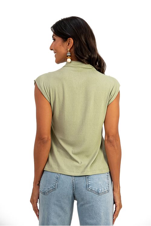 BLUSA-FEITA-DE-MALHA-CANELADA-EM-VISCOSE-DESLUMBRE.-TEM-GOLA-ALTA-OMBRO-VIRADO-E-SEM-MANGA.