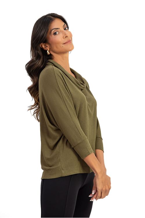 BLUSA-MORCEGO-DE-MALHA-VISCOSE-CANELADA-DESLUMBRE.-TEM-MAXI-GOLA-MANGA-3-4-COM-PUNHO