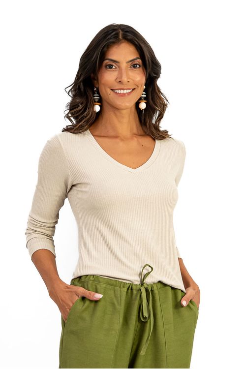 Blusa bege de malha canelada com decote em V e mangas longas, vista frontal.