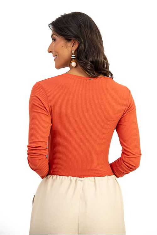 BLUSA-DE-MALHA-EM-VISCOSE-CANELADA-DESLUMBRE.-TEM-DECOTE-EM-V-E-MANGA-LONGA.