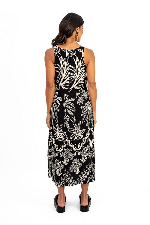Modelo mostrando as costas do vestido midi preto com estampa paisagem, destacando o design das alças.