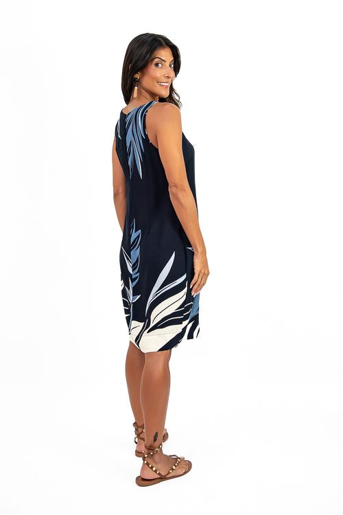 VESTIDO-LONGUETE-TUBINHO-E-FEITO-DE-TECIDO-PLANO-EM-VISCOSE-BARRADA-COM-ESTAMPA-IPANEMA.-TEM-DECOTE-CANOA-SEM-MANGA-E-FECHAMENTO-EM-ZIPER-NAS-COSTAS