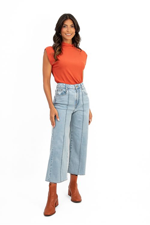 BLUSA-FEITA-DE-MALHA-CANELADA-EM-VISCOSE-DESLUMBRE.-TEM-GOLA-ALTA-OMBRO-VIRADO-E-SEM-MANGA.