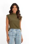 BLUSA-FEITA-DE-MALHA-CANELADA-EM-VISCOSE-DESLUMBRE.-TEM-GOLA-ALTA-OMBRO-VIRADO-E-SEM-MANGA.