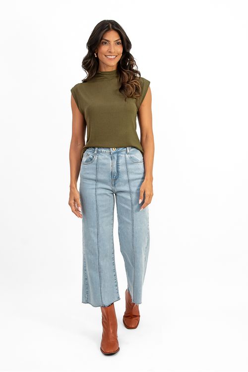 BLUSA-FEITA-DE-MALHA-CANELADA-EM-VISCOSE-DESLUMBRE.-TEM-GOLA-ALTA-OMBRO-VIRADO-E-SEM-MANGA.