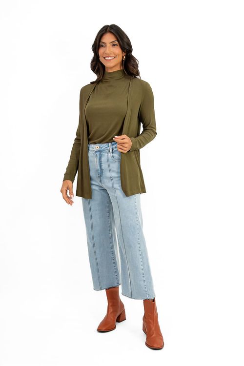Modelo vestindo cardigan militar com calça jeans e botas caramelo.