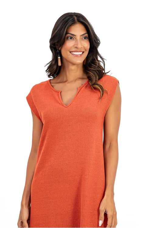 VESTIDO-MIDI-FEMININO-CONFECCIONADO-EM-MALHA-HERITAGE-COM-CAIMENTO-LEVE-E-TOQUE-CONFORTAVEL.-POSSUI-DECOTE-EM-V-OMBRO-VIRADO-E-FENDAS-LATERAIS-DETALHES-QUE-VALORIZAM-A-SILHUETA-E-TRAZEM-MOVIMENTO-AO-LOOK.-E-UMA-PECA-VERSATIL-PARA-COMPOR-LOOKS-ELEGANTES-E-MODERNOS-NO-DIA-A-DIA.