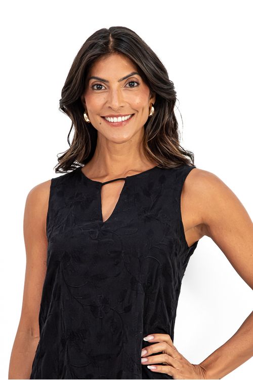 VESTIDO-LONGUETE-E-FEITO-DE-ALGODAO-LAISE-FLORAL.-TEM-DECOTE-ALTO-COM-GOTA-SEM-MANGA-E-FECHAMENTO-EM-BOTAO-NAS-COSTAS.