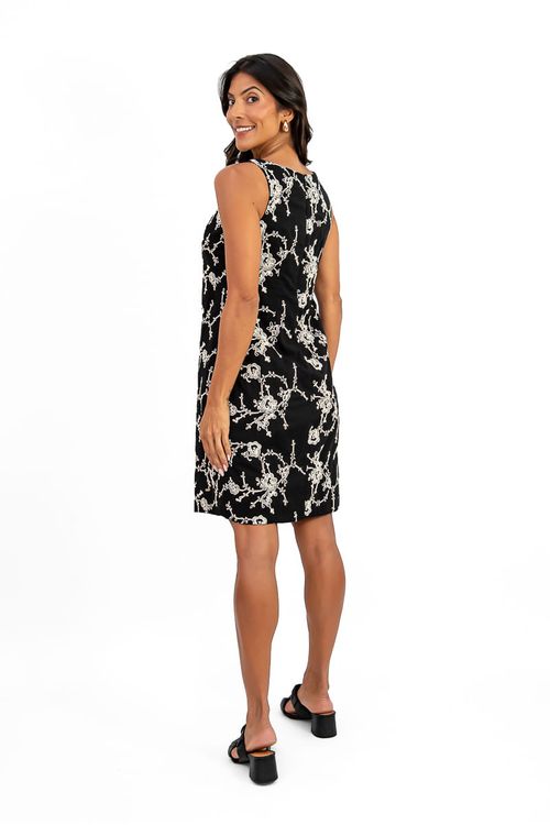 VESTIDO-TUBINHO-FEITO-TECIDO-PLANO-EM-ALGODAO-BORDADO-3D.-TEM-DECOTE-CANOA-SEM-MANGA-E-FECHAMENTO-EM-ZIPER-NAS-COSTAS