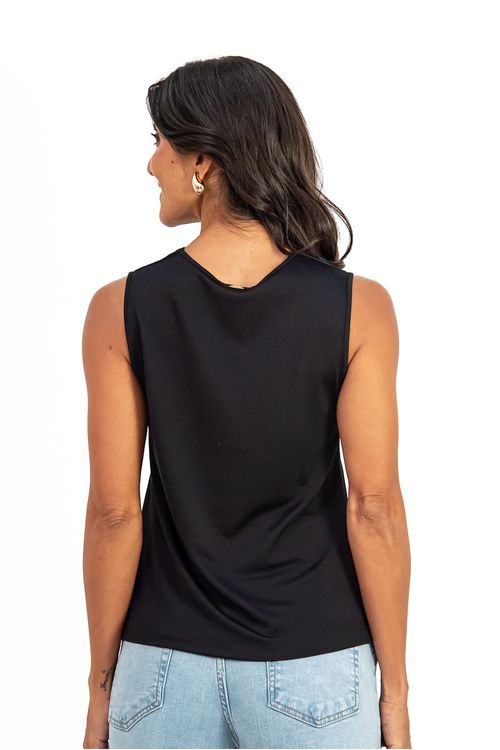 BLUSA-E-FEITA-DE-MALHA-EM-VISCOSE-SOPHISTIQUEE-COM-ELASANO.-TEM-DECOTE-DRAPEADO-SEM-MANGA