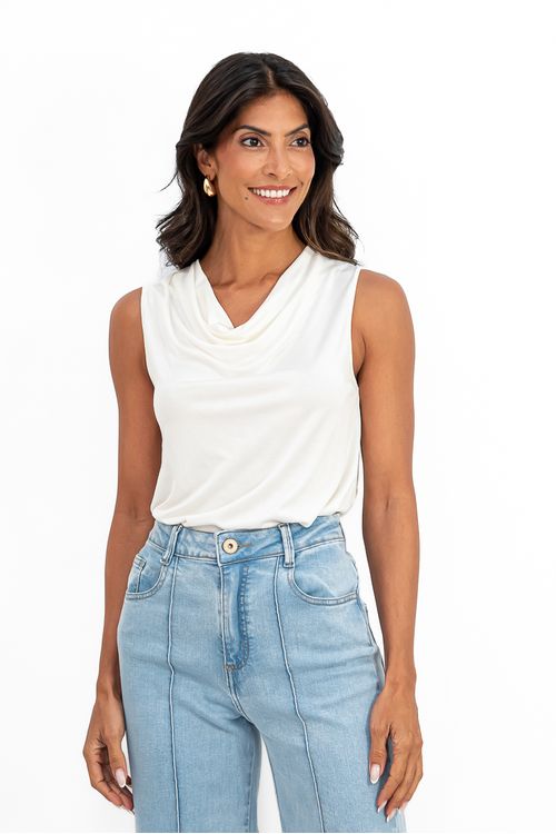 BLUSA-E-FEITA-DE-MALHA-EM-VISCOSE-SOPHISTIQUEE-COM-ELASANO.-TEM-DECOTE-DRAPEADO-SEM-MANGA