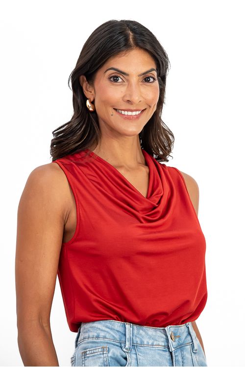 BLUSA-E-FEITA-DE-MALHA-EM-VISCOSE-SOPHISTIQUEE-COM-ELASANO.-TEM-DECOTE-DRAPEADO-SEM-MANGA
