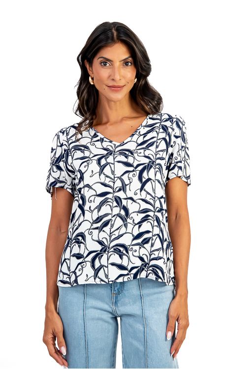 BLUSA-E-FEITA-DE-TECIDO-PLANO-EM-VISCOSE-SLUB-COM-ESTAMPA-RENATA.-TEM-DECOTE-EM-V-NEIA-MANGA-JAPA-FRANZIDA-E-GOTA-COSTAS-COM-FECHAMENTO-EM-BOTAO.