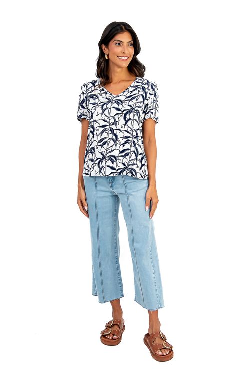 BLUSA-E-FEITA-DE-TECIDO-PLANO-EM-VISCOSE-SLUB-COM-ESTAMPA-RENATA.-TEM-DECOTE-EM-V-NEIA-MANGA-JAPA-FRANZIDA-E-GOTA-COSTAS-COM-FECHAMENTO-EM-BOTAO.