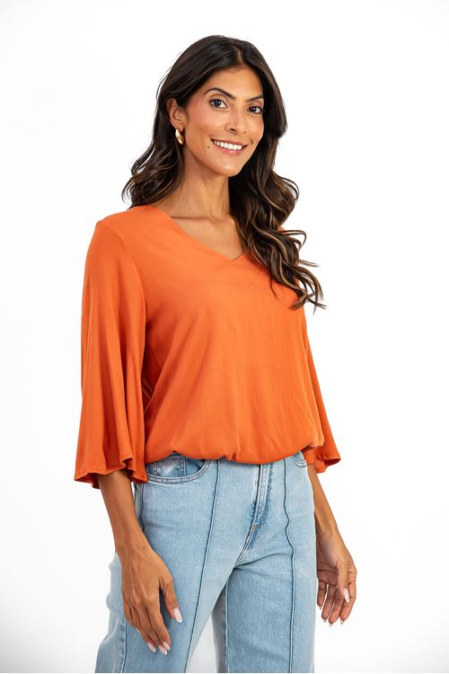 BLUSA-DE-TECIDO-PLANO-EM-VISCOSE-SLUB-STRETCH.TEM-DECOTE-EM-V-MANGA-3-4-SINO-E-ELASTICO-NA-CINTURA.