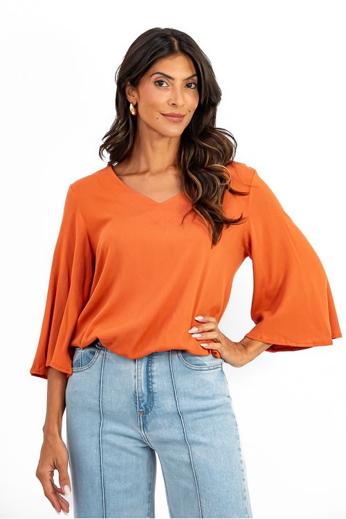BLUSA-DE-TECIDO-PLANO-EM-VISCOSE-SLUB-STRETCH.TEM-DECOTE-EM-V-MANGA-3-4-SINO-E-ELASTICO-NA-CINTURA.