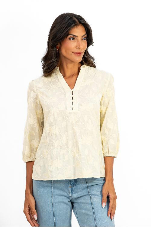 BLUSA-DE-TECIDO-PLANO-100--ALGODAO-DE-LAISE-FLORAL.-DECOTE-EM-V-GOLA-PADRE-PATTE-COM-BOTOES-E-MANGA-3-4-BUFANTE.