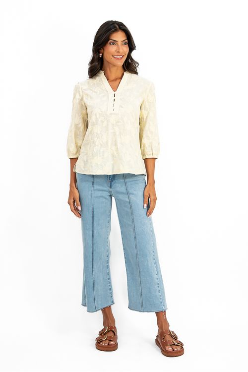 BLUSA-DE-TECIDO-PLANO-100--ALGODAO-DE-LAISE-FLORAL.-DECOTE-EM-V-GOLA-PADRE-PATTE-COM-BOTOES-E-MANGA-3-4-BUFANTE.