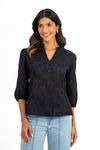 Blusa floral preta com decote em V e mangas bufantes três quartos, vista frontal.