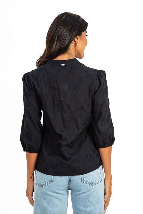Blusa-floral-preta-com-decote-em-V-e-mangas-bufantes-tres-quartos-vista-traseira.