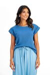 Blusa azul de malha com decote canoa e meia manga, vista frontal.