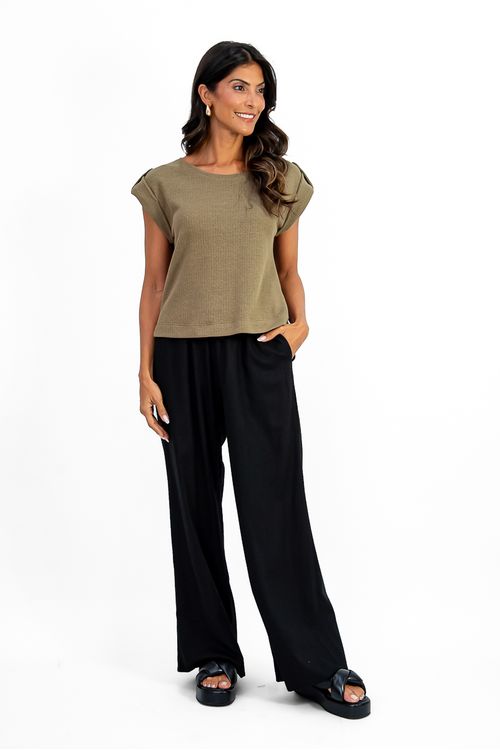 BLUSA-DE-MALHA-HERITAGE.-TEM-DECOTE-CANOA-MEIA-MANGA-TACO-E-DETALHE-ALETA-COM-BOTAO-OMBRO