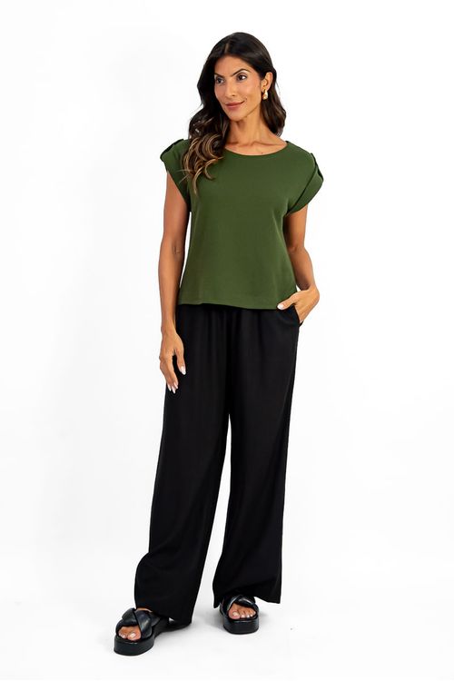 Blusa de malha verde escuro com detalhe de botão no ombro, vista lateral.