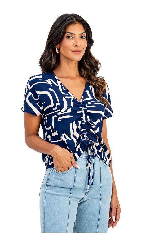 BLUSA-MORCEGUINHO-FEITA-DE-LINHO-EM-VISCOSE-COM-ESTAMPA-ANTONELA.-TEM-DECOTE-EM-V-TUNEL-COM-AMARRACAO-E-MEIA-MANGA.