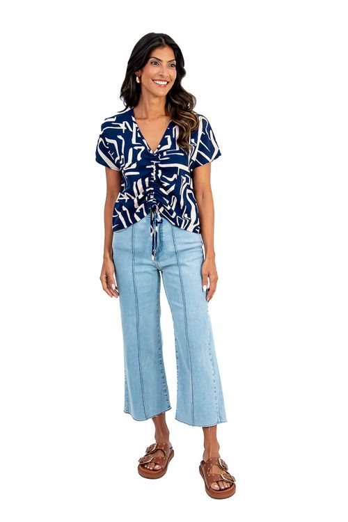 BLUSA-MORCEGUINHO-FEITA-DE-LINHO-EM-VISCOSE-COM-ESTAMPA-ANTONELA.-TEM-DECOTE-EM-V-TUNEL-COM-AMARRACAO-E-MEIA-MANGA.
