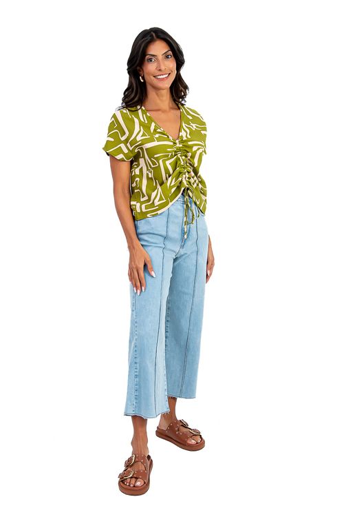 BLUSA-MORCEGUINHO-FEITA-DE-LINHO-EM-VISCOSE-COM-ESTAMPA-ANTONELA.-TEM-DECOTE-EM-V-TUNEL-COM-AMARRACAO-E-MEIA-MANGA.