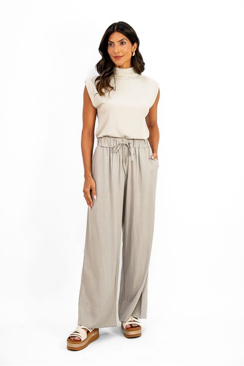 BLUSA-FEITA-DE-MALHA-CANELADA-EM-VISCOSE-DESLUMBRE.-TEM-GOLA-ALTA-OMBRO-VIRADO-E-SEM-MANGA.