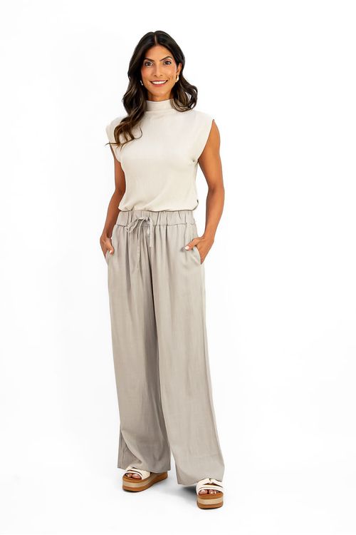 CALCA-RETA-FEITA-DE-LINHO-AMBER-COM-VISCOSE.-TEM-COS-COM-ELASTICO-E-AMARRACAO-NA-FRETE-BOLSO-LATERAL-E-BARRA-LARGA.