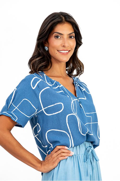 BLUSA-FEITA-DE-LINHO-EM-VISCOSE-COM-ESTAMPA-MOMA.-TEM-DECOTE-CANOA--ABERTURA-EM-V-COM-PREGAS-E-BOTOES.-POSSUE-MEIA-MANGA-COM-PREGA.