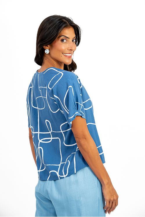 BLUSA-FEITA-DE-LINHO-EM-VISCOSE-COM-ESTAMPA-MOMA.-TEM-DECOTE-CANOA--ABERTURA-EM-V-COM-PREGAS-E-BOTOES.-POSSUE-MEIA-MANGA-COM-PREGA.