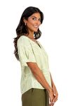 BLUSA-FEITA-DE-LINHO-EM-VISCOSE-COM-ESTAMPA-MOMA.-TEM-DECOTE-CANOA--ABERTURA-EM-V-COM-PREGAS-E-BOTOES.-POSSUE-MEIA-MANGA-COM-PREGA.