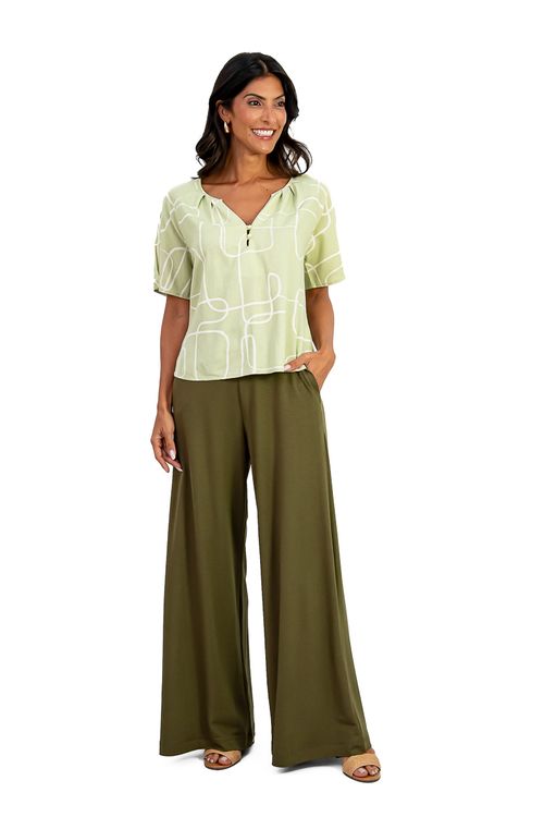BLUSA-FEITA-DE-LINHO-EM-VISCOSE-COM-ESTAMPA-MOMA.-TEM-DECOTE-CANOA--ABERTURA-EM-V-COM-PREGAS-E-BOTOES.-POSSUE-MEIA-MANGA-COM-PREGA.