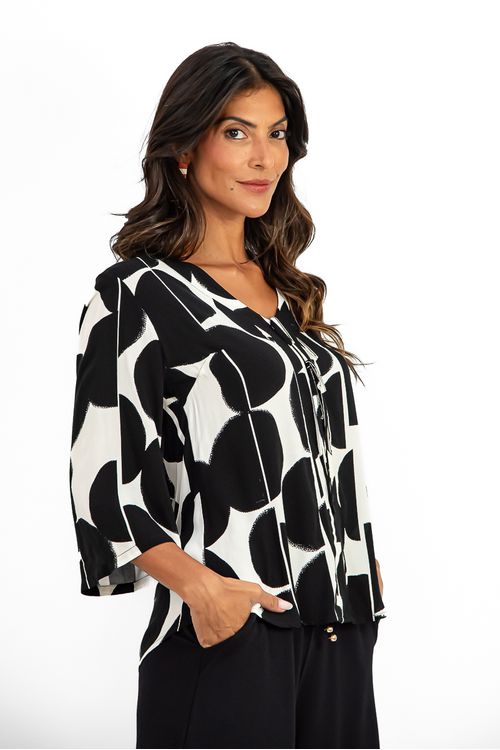BLUSA-DE-TECIDO-PLANO-EM-VISCOSE-COM-ESTAMPA-MAXI-ESFERAS.-TEM-DECOTE-EM-V-PALA-NA-FRENTE-AMARRACAO-FALSA-E-MANGA-3-4