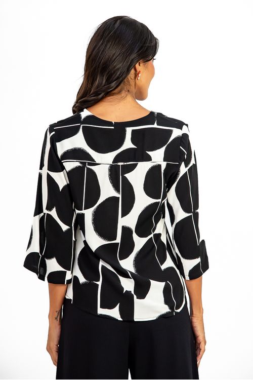 BLUSA-DE-TECIDO-PLANO-EM-VISCOSE-COM-ESTAMPA-MAXI-ESFERAS.-TEM-DECOTE-EM-V-PALA-NA-FRENTE-AMARRACAO-FALSA-E-MANGA-3-4
