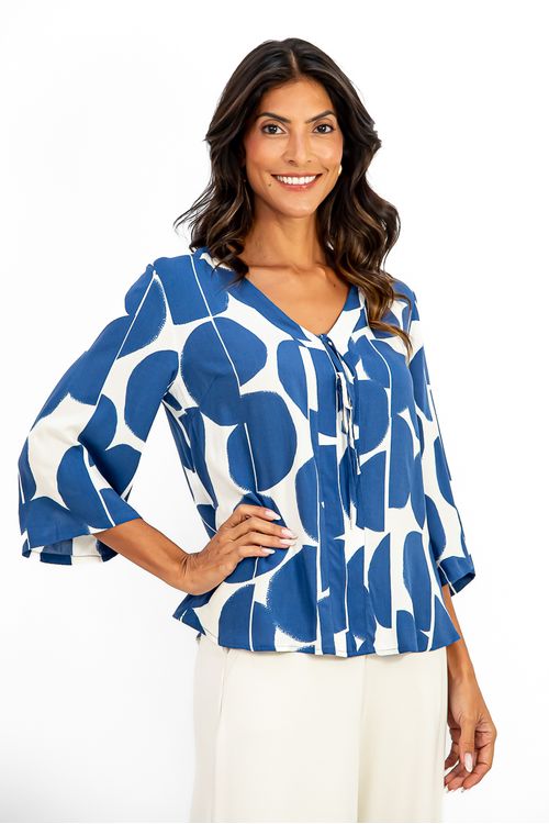 BLUSA-DE-TECIDO-PLANO-EM-VISCOSE-COM-ESTAMPA-MAXI-ESFERAS.-TEM-DECOTE-EM-V-PALA-NA-FRENTE-AMARRACAO-FALSA-E-MANGA-3-4