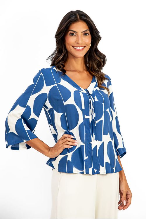 BLUSA-DE-TECIDO-PLANO-EM-VISCOSE-COM-ESTAMPA-MAXI-ESFERAS.-TEM-DECOTE-EM-V-PALA-NA-FRENTE-AMARRACAO-FALSA-E-MANGA-3-4