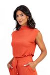 BLUSA-FEITA-DE-MALHA-CANELADA-EM-VISCOSE-DESLUMBRE.-TEM-GOLA-ALTA-OMBRO-VIRADO-E-SEM-MANGA.