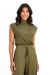 BLUSA-FEITA-DE-MALHA-CANELADA-EM-VISCOSE-DESLUMBRE.-TEM-GOLA-ALTA-OMBRO-VIRADO-E-SEM-MANGA.
