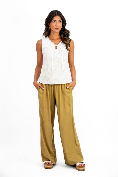 Bata-bordada-off-white-com-detalhes-em-3D-combinada-com-calca-ampla.
